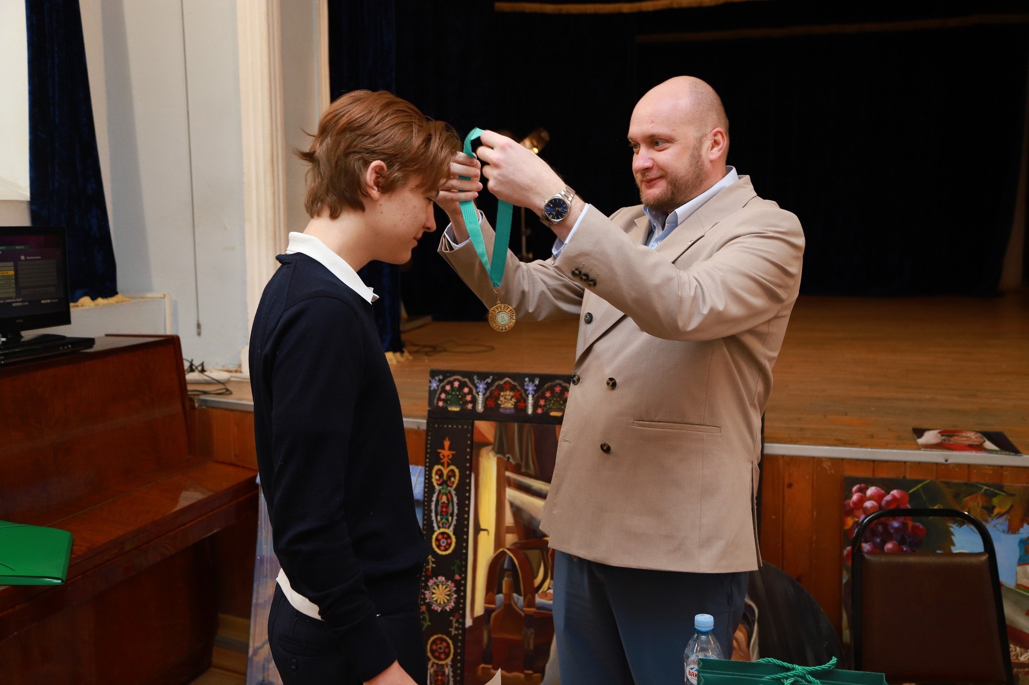 სკოლამ „ინტელექტ-პლიუსმა“ მიიღო საერთაშორისო საგნობრივი ოლიმპიადა, რომელიც ორგანიზებული იყო საერთაშორისო ორგანიზაციული კომიტეტის „Alliance of Talents“-ის მიერ. ოლიმპიადაში მონაწილეობა მიიღეს მოსწავლეებმა ყაზახეთიდან, უზბეკეთიდან და საქართველოდან. ოლიმპიადის გამარჯვებულები დაჯილდოვდნენ სიგელებითა და ფასიანი საჩუქრებით, ხოლო გრან-პრის მფლობელი — ჩვენი სკოლის მე-9ა კლასის მოსწავლე ჰენდ კრაი — შეძლებს მონაწილეობა მიიღოს შემდეგ ოლიმპიადაში, რომელიც გაიმართება ჩინეთში, ესპანეთსა ან უნგრეთში.