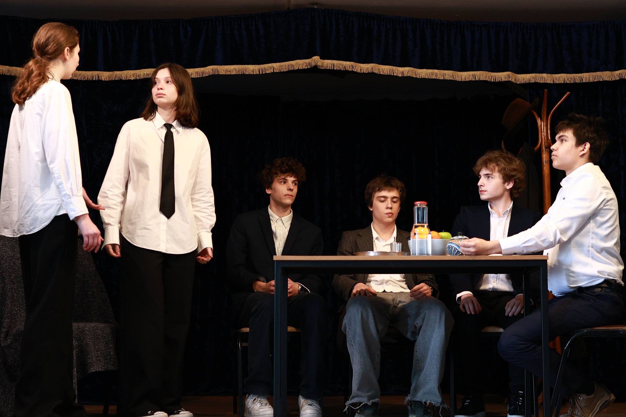 სკოლის თვითმმართველობამ დადგა სპექტაკლი "რევიზორი"